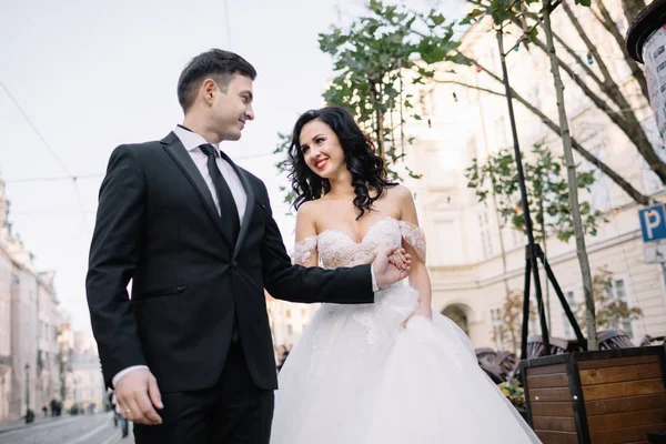 Wedding couple  posing in city — Stock Photo, Image