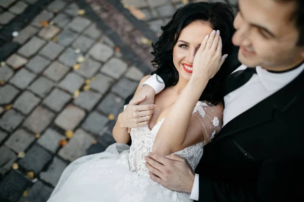 Matrimonio coppia posa in città — Foto Stock