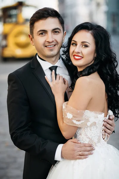Wedding couple  posing in city — Stock Photo, Image