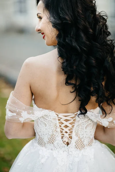 Mooie Bruid Elegante Witte Jurk Poseren — Stockfoto