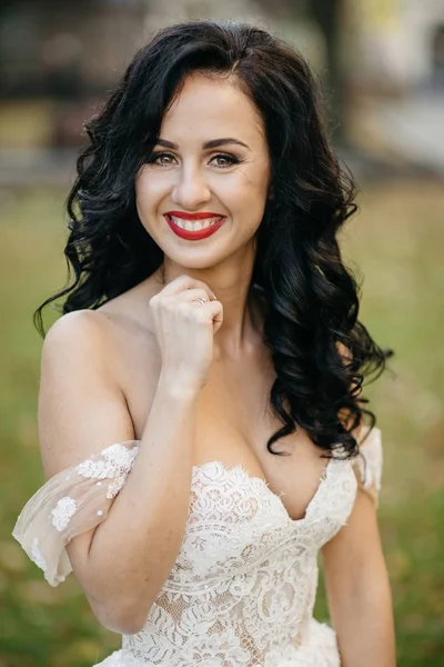 Bela Noiva Elegante Vestido Branco Posando — Fotografia de Stock