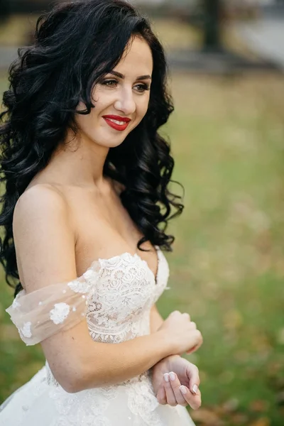Krásná Nevěsta Elegantní Bílé Šaty Pózuje — Stock fotografie