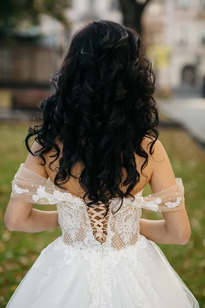 Красива Наречена Елегантній Білій Сукні Позує — стокове фото