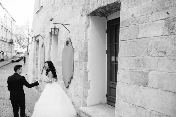 Casamento casal posando na cidade — Fotografia de Stock