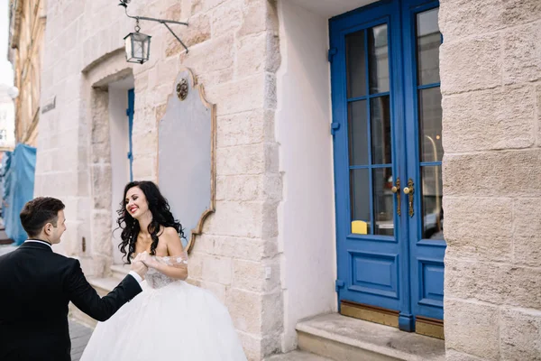 Casamento casal posando na cidade — Fotografia de Stock