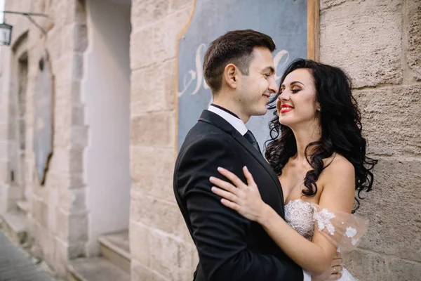 Casamento casal posando na cidade — Fotografia de Stock