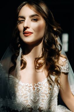 Beyaz elbiseli ihale kadın çenesinin omuz için eğilir