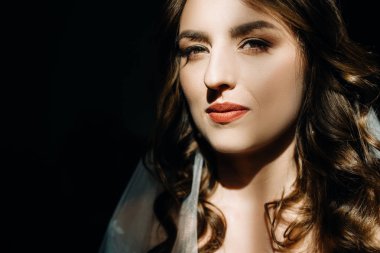 Güneş ışınlarının güzel kadının profili