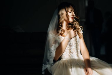 Seksi Gelin beyaz ipek elbise içinde kapalı gözleri duvarın önünde bekleyen