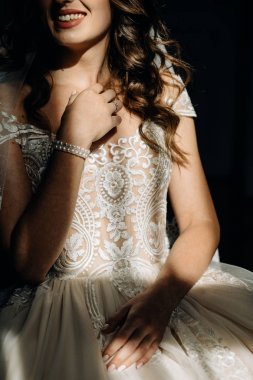 Seksi Gelin beyaz ipek elbise içinde kapalı gözleri duvarın önünde bekleyen