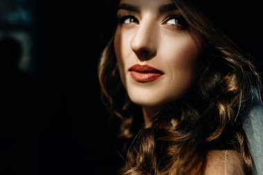 Beyaz elbiseli ihale kadın çenesinin omuz için eğilir