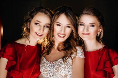 Gelin ve nedimeleri odaya poz eğlenceler