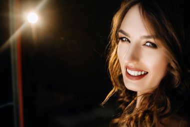 Güzellik kadını yüz. Mükemmel yüz makyaj, yumuşak taze sağlıklı deri ve kalın siyah uzun kirpik güzel seksi genç erkek portresi. Siyah arka plan üzerine çekici kız. Yüksek çözünürlük