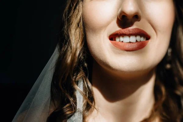 Красива Широка Посмішка Молодої Свіжої Жінки Великими Здоровими Білими Зубами — стокове фото