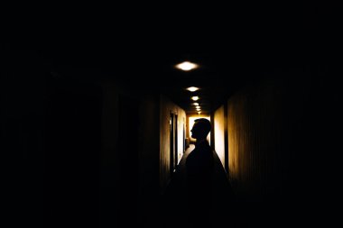 Takım elbise ve kravat şık genç adam. İş tarzı. Moda resim.