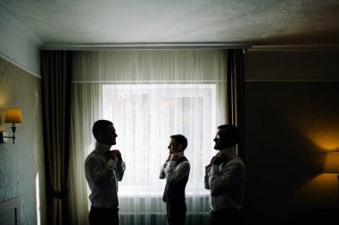 Üç yakışıklı erkek arkadaşlar buluşma ve speeking birbirlerine. Sağdıç veya en iyi adam tebrik Damat Düğün günü.