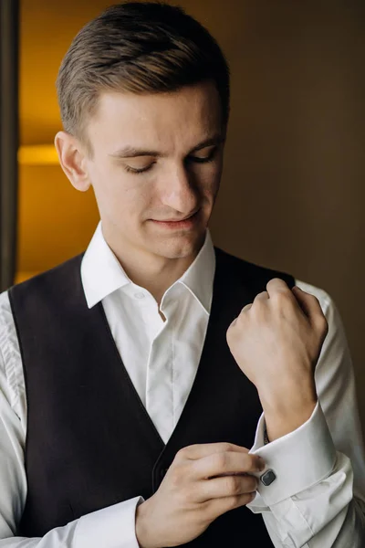 Elegante Retrato Novio Ventana Mientras Prepara Por Mañana Para Ceremonia — Foto de Stock