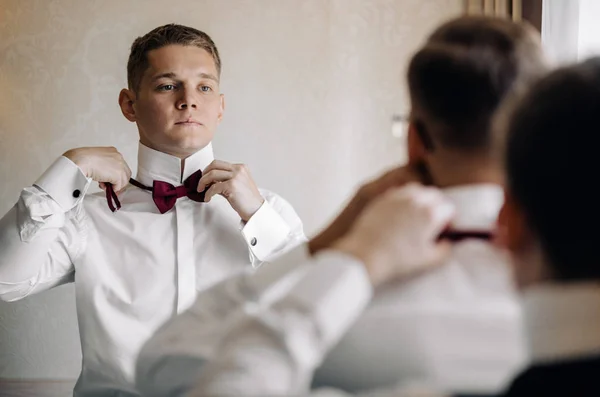 Stylish Groomsmen Helping Happy Groom Getting Ready Morning Wedding Ceremony — Stock Photo, Image