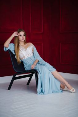 Güzel genç kadın ile studio poz mavi elbiseli makyaj