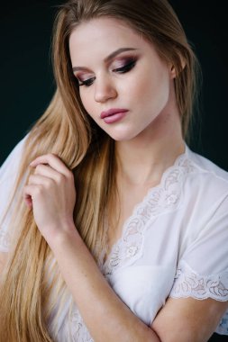 Güzel genç kadın ile studio poz beyaz elbiseli makyaj