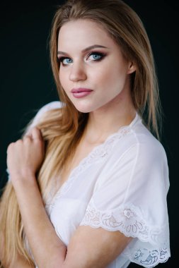 Güzel genç kadın ile studio poz beyaz elbiseli makyaj