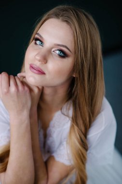 Güzel genç kadın ile studio poz beyaz elbiseli makyaj