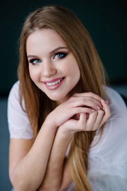 Güzel genç kadın ile studio poz beyaz elbiseli makyaj