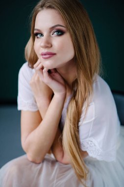 Güzel genç kadın ile studio poz beyaz elbiseli makyaj