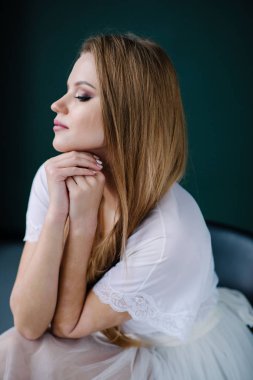 Güzel genç kadın ile studio poz beyaz elbiseli makyaj