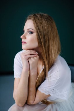 Güzel genç kadın ile studio poz beyaz elbiseli makyaj