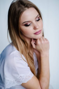 Güzel genç kadın ile studio poz beyaz elbiseli makyaj