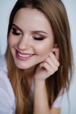 Güzel genç kadın ile studio poz beyaz elbiseli makyaj