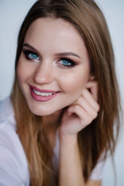 Güzel genç kadın ile studio poz beyaz elbiseli makyaj