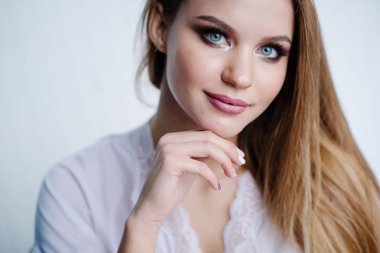 Güzel genç kadın ile studio poz beyaz elbiseli makyaj