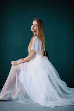 Güzel genç kadın ile studio poz beyaz elbiseli makyaj