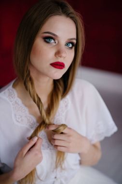 Güzel genç kadın ile studio poz beyaz elbiseli makyaj