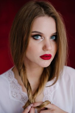 Güzel genç kadın ile studio poz beyaz elbiseli makyaj