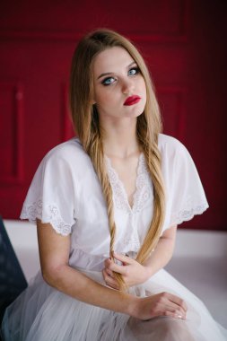 Güzel genç kadın ile studio poz beyaz elbiseli makyaj