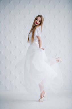 Güzel genç kadın ile studio poz beyaz elbiseli makyaj
