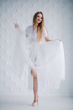 Güzel genç kadın ile studio poz beyaz elbiseli makyaj