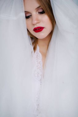 Güzel genç kadın ile telafi beyaz elbiseli studio poz peçe ile