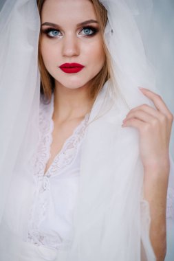 Güzel genç kadın ile telafi beyaz elbiseli studio poz peçe ile