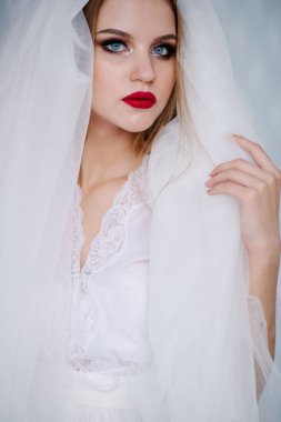 Güzel genç kadın ile telafi beyaz elbiseli studio poz peçe ile