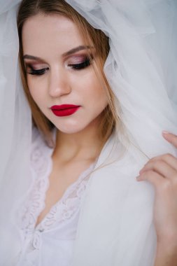 Güzel genç kadın ile telafi beyaz elbiseli studio poz peçe ile