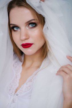 Güzel genç kadın ile telafi beyaz elbiseli studio poz peçe ile