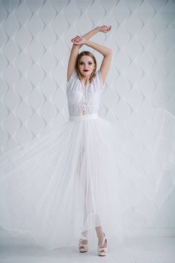 Güzel genç kadın ile studio poz beyaz elbiseli makyaj
