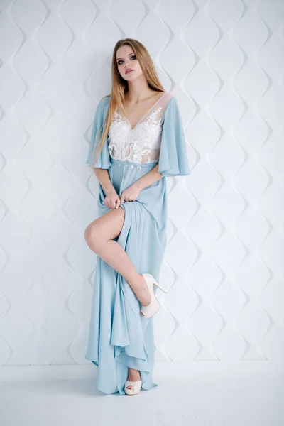 Güzel Genç Kadın Ile Studio Poz Mavi Elbiseli Makyaj — Stok fotoğraf