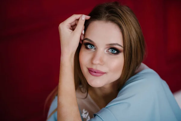 Schöne Junge Frau Mit Make Blauem Kleid Posiert Studio — Stockfoto