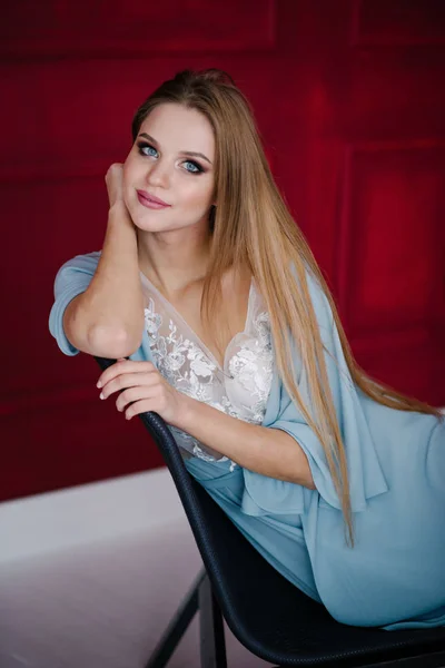 Schöne Junge Frau Mit Make Blauem Kleid Posiert Studio — Stockfoto