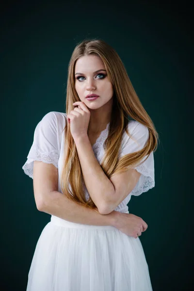 Hermosa Joven Con Maquillaje Vestido Blanco Posando Estudio — Foto de Stock